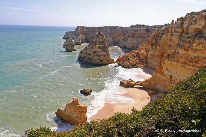 Cliff y arena rosada de la costa del Algarve - Portugal