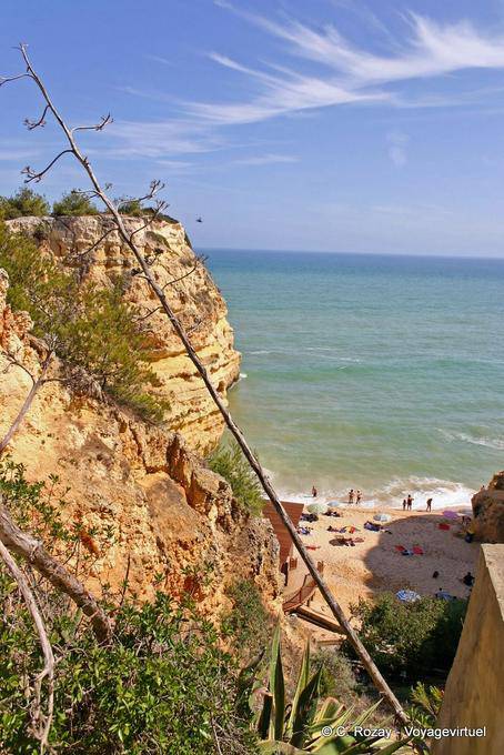 Pequeña playa en una cala, Algarve - Portugal