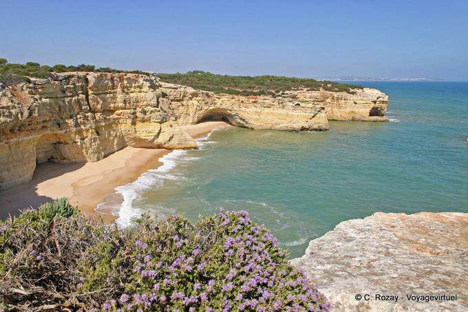 Playa de arena debajo de los acantilados, Algarve - Portugal