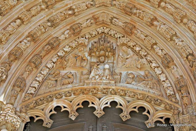 Arcos tímpano y la puerta principal de la iglesia, Batalha - Portugal