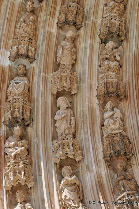 Detalle de las esculturas de la arquivolta de la puerta principal de la iglesia, Batalha - Portugal