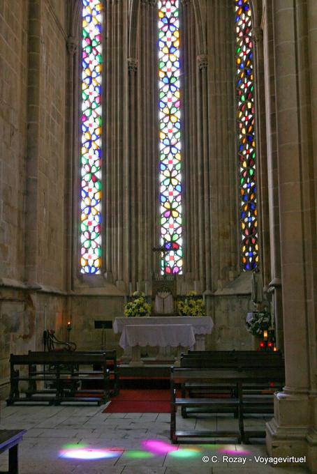 Las grandes vidrieras de la iglesia, el monasterio de Santa Maria da Vitoria, Batalha - Portugal