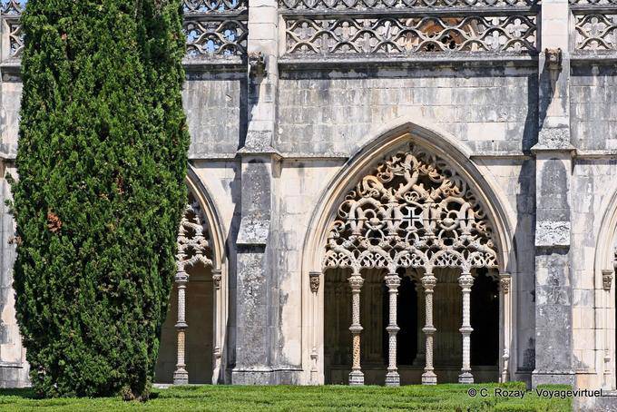 El claustro manuelino, vista desde el jardín, Batalha - Portugal