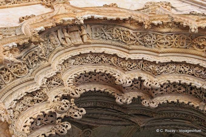 El encaje de piedra de una de las capillas inacabadas Monasterio de Batalha - Portugal