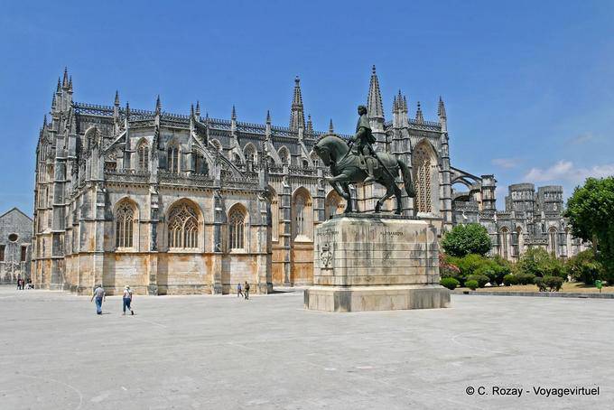 La Capilla del Fundador y la estatua de Nuno Alvares Pereira Batalha - Portugal