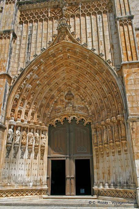 El portal principal, con tímpano y los arcos, al oeste del Monasterio de Batalha - Portugal