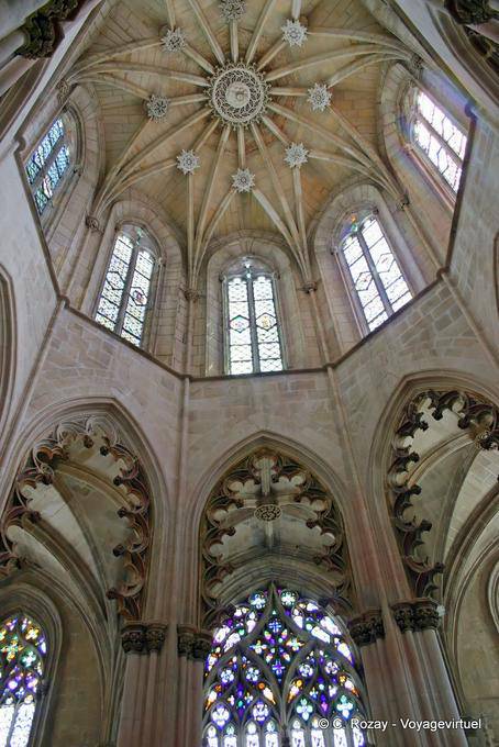 La cúpula de la iglesia, vista interior, Batalha - Portugal