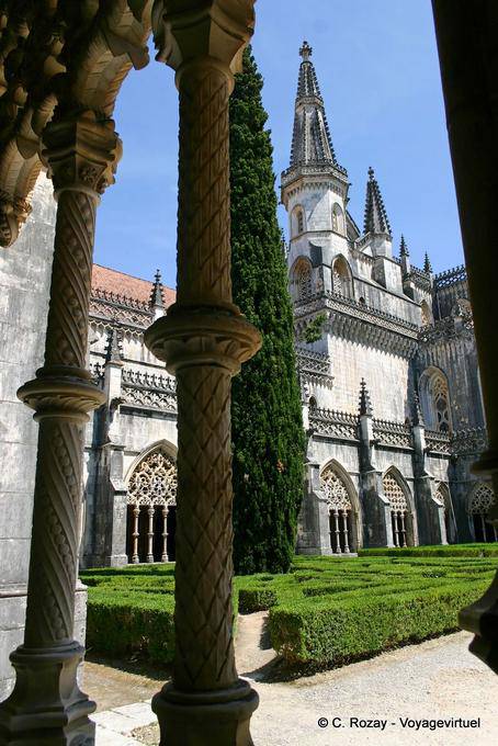 El campanario se ve desde la Real Claustro, Batalha - Portugal