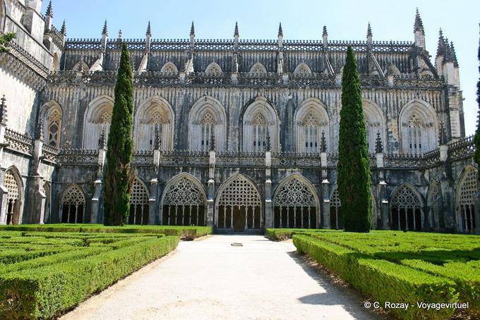 El jardín central del Monasterio de Santa Maria da Vitoria, Batalha - Portugal