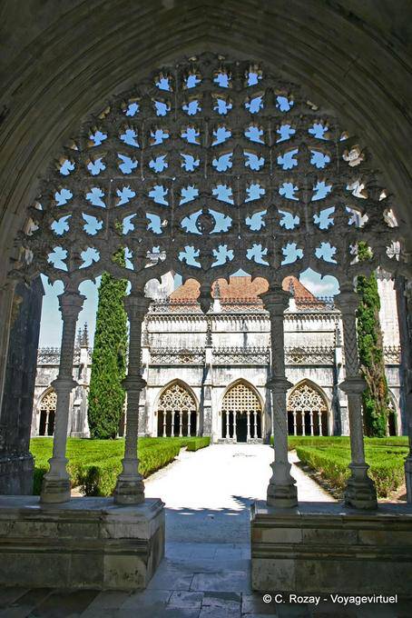 Arquitectura claraboyas claustro y jardín, Batalha - Portugal