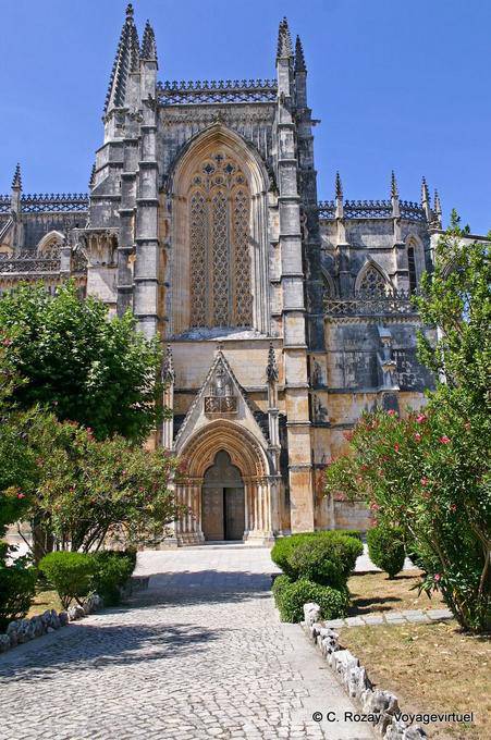 Entrada lateral Iglesia del Monasterio de Batalha - Portugal