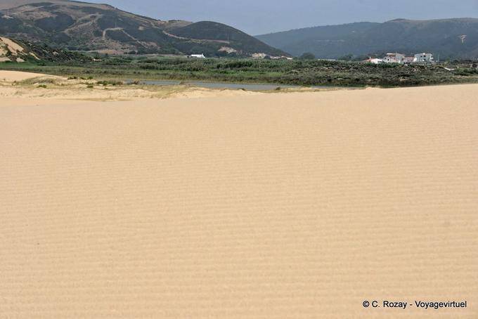 Vista del pueblo detrás de la laguna, Carrapateira - Portugal
