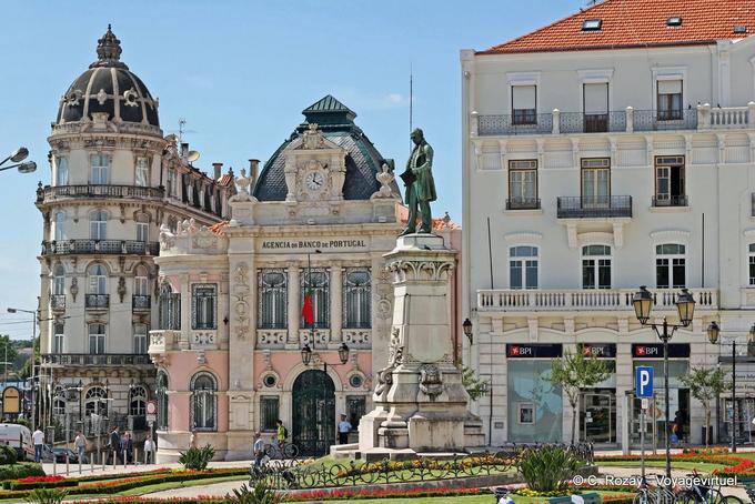 Estatua en el Largo da Portagem, Coimbra - Portugal