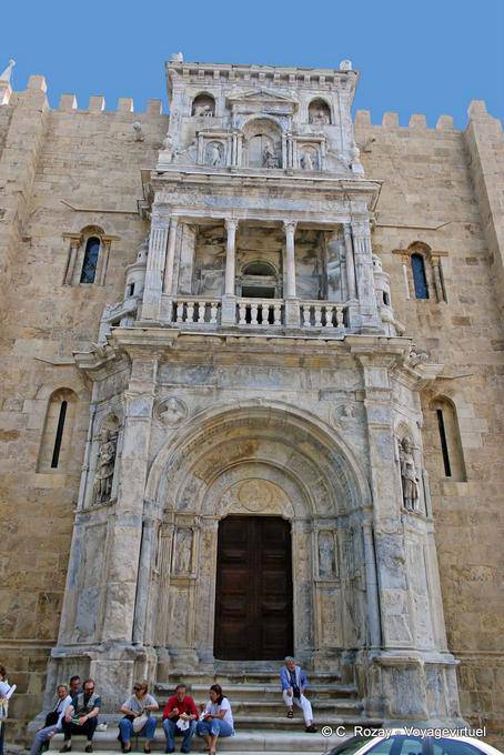 Puerta engañosa, la obra de João de Ruão, Catedral Vieja, Coimbra - Portugal
