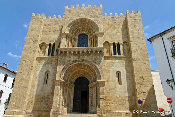 La fachada principal de la Sé Velha, Coimbra - Portugal
