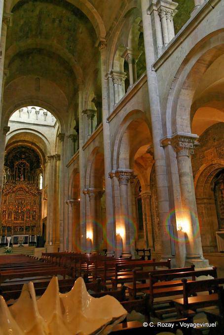 La nave de la catedral de Sé Velha, Coimbra - Portugal