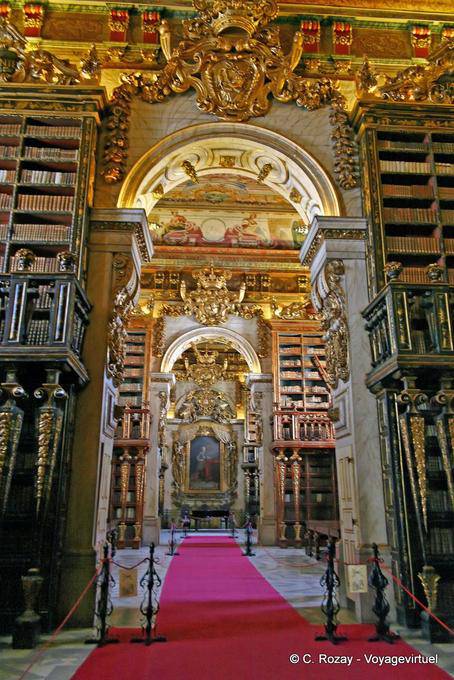 Alfombra roja en la suite de la Biblioteca Joanina, Coimbra - Portugal
