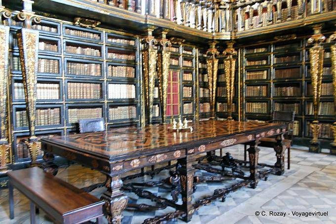 Mesa de trabajo y estanterías de la Biblioteca Joanina, Coimbra - Portugal