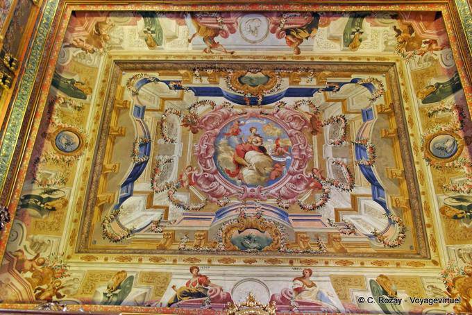 Primer plano de un techo pintado, Joanina Biblioteca de la Universidad de Coimbra - Portugal