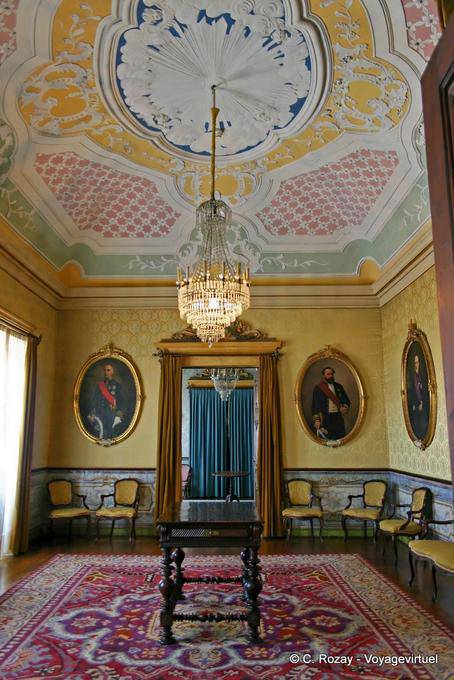 Techo multicolor en una habitación de la universidad, Coimbra - Portugal