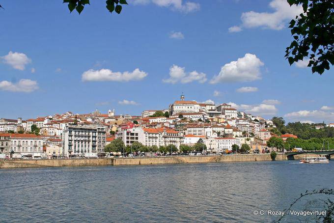 La ciudad desde el río Mondego, Coimbra - Portugal