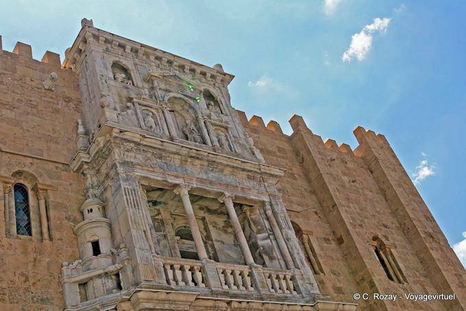 Top del renacimiento portal porta Especiosa, Sé Velha, Coimbra - Portugal