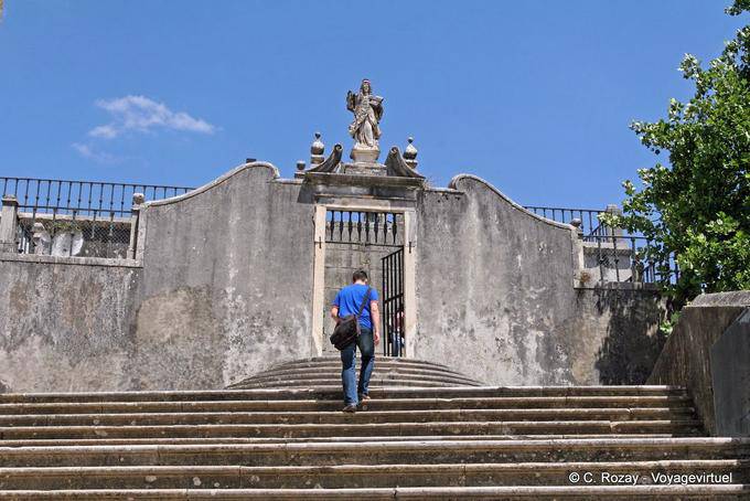 Universidade Velha, las escaleras de entrada bajos, Coimbra - Portugal