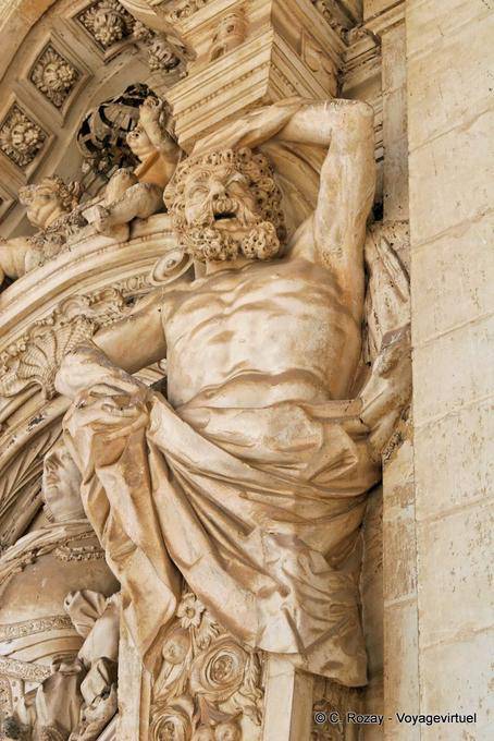 Atlas tallada en la entrada de la Universidad de Coimbra - Portugal