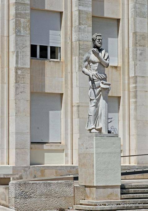 Estatua delante de la Facultad de Letras, Coimbra - Portugal