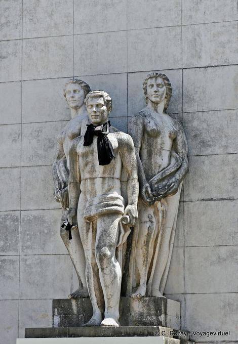 Triple estatua en frente de la biblioteca, Largo Porta Férrea, Coimbra - Portugal