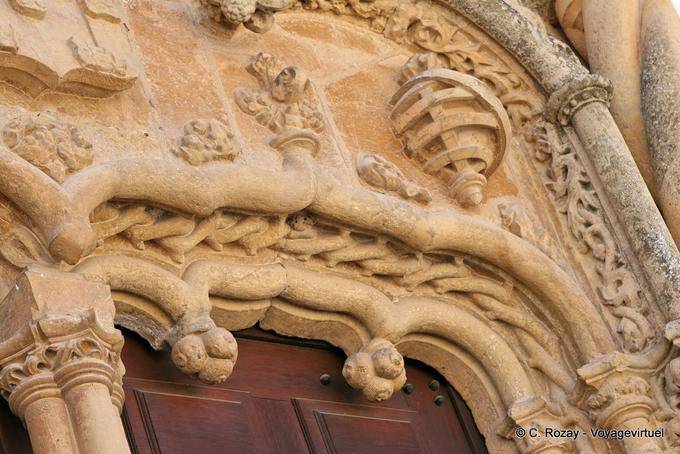 Detalle exterior del arte manuelino, Coimbra - Portugal