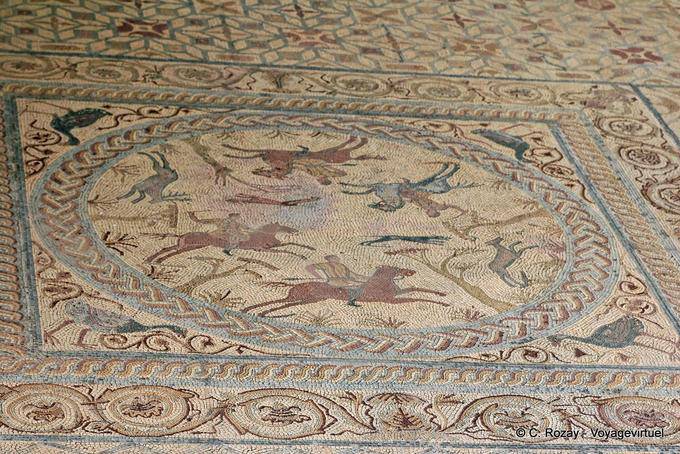 Conimbriga, jinetes persiguiendo ciervos y el DOE escena de caza Mosaico - Portugal