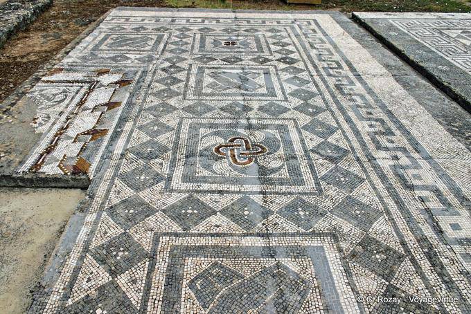 Figuras geométricas en mosaicos en blanco y negro, Conimbriga - Portugal