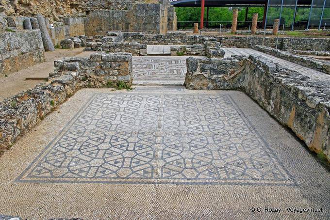 Dentro de las paredes, detrás de la Villa de la cruz gamada, Conimbriga - Portugal