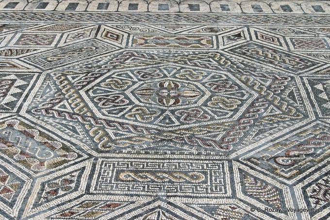 Esqueletos House, el piso de mosaico en la habitación, Conimbriga - Portugal