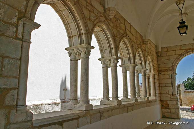 Arcadas de la iglesia de Santa Maria, Estremoz - Portugal