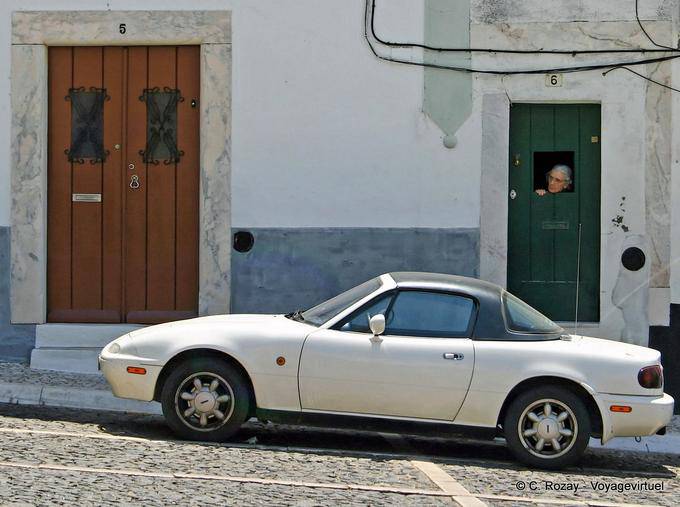 Estremoz, la abuela y el coche, largo Don Dinis - Portugal