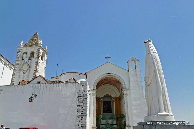 Iglesia y estatua de la Madre, el barrio medieval de Estremoz - Portugal