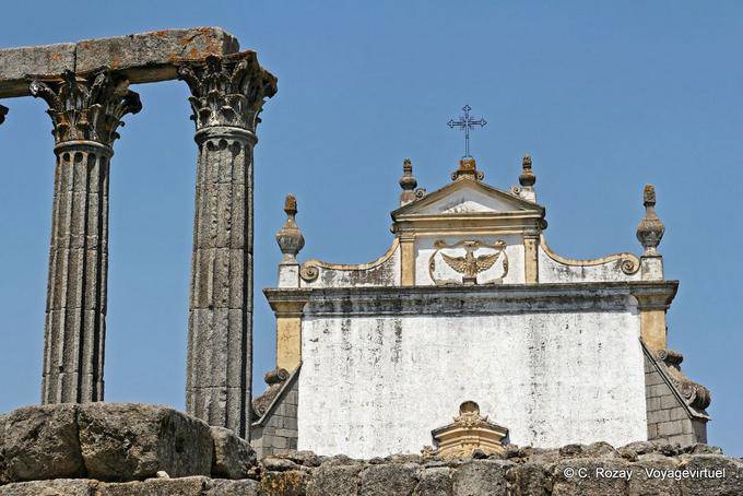 Fragmento templo romano visto desde el Largo do Conde Vila Flor, Evora - Portugal