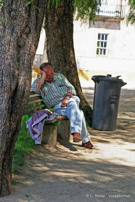 Siesta en un banco, jardín Diana, Évora - Portugal