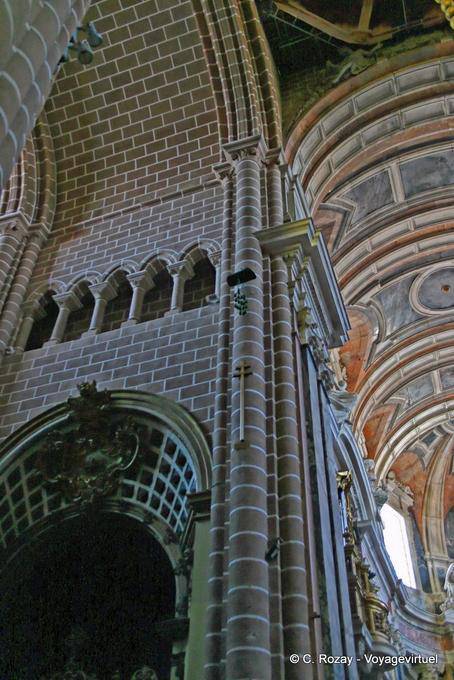 Évora, la arquitectura interior de la catedral - Portugal