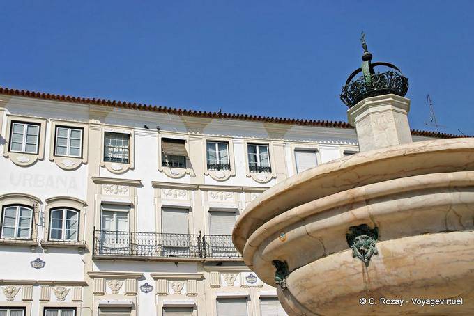 Fuente y fachada de la Plaza de Giraldo, Évora - Portugal