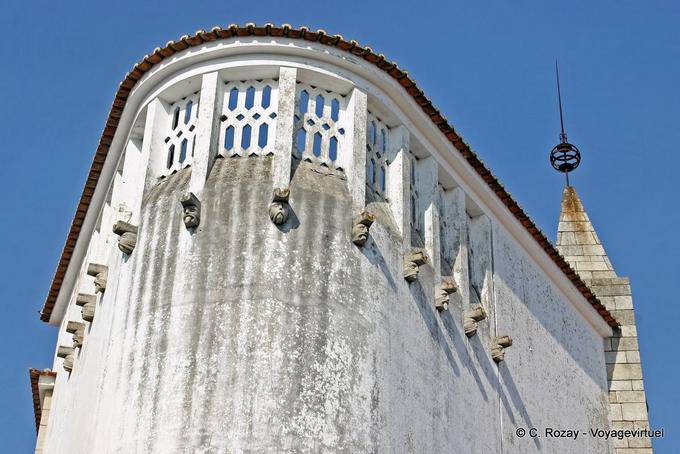 Évora, Patio do Salema, cabezas esculpidas que tiran de la lengua - Portugal