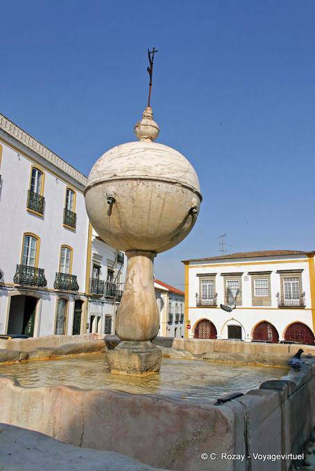 Fontaine lugar renacimiento de la puerta morisca, Évora - Portugal