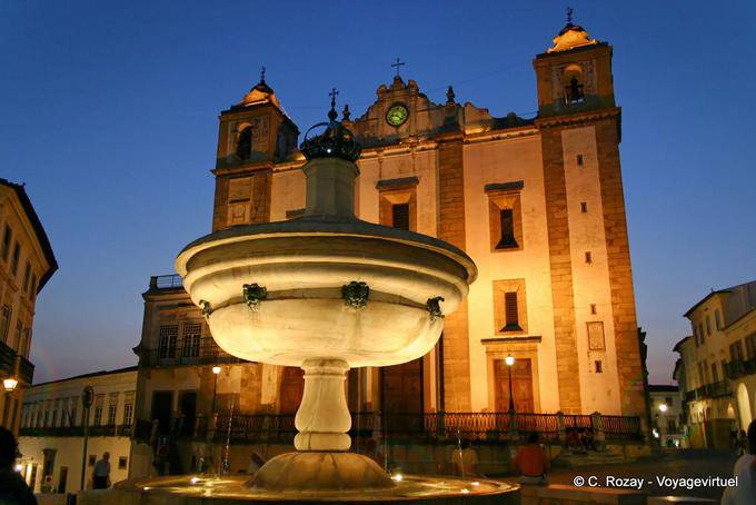 Plaza de Giraldo en la noche, Évora - Portugal