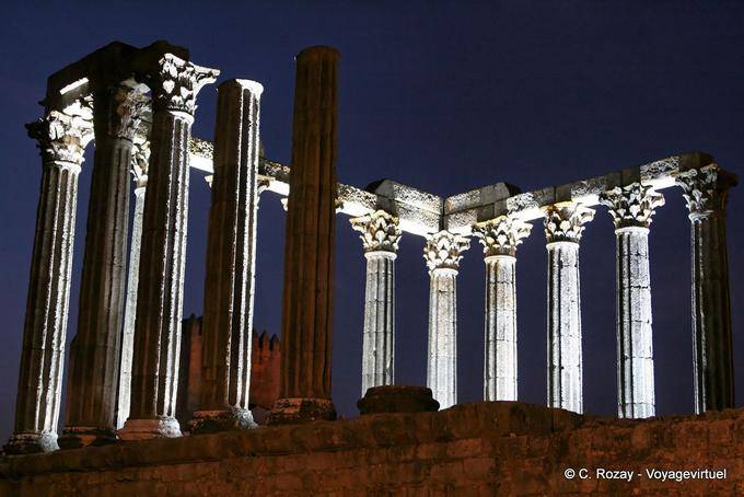 Vista nocturna del Templo Romano de Évora - Portugal