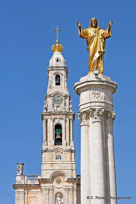 Coração Sagrado Jesús estatua en frente de la Basílica de Fátima - Portugal