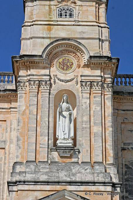 Gran estatua del Corazón Inmaculado de María, tallada por el Padre Thomas McGlynn, Fátima - Portugal