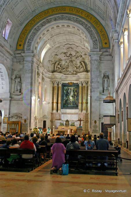 Altar y nave de la Basílica de Nuestra Señora del Rosario de Fátima - Portugal