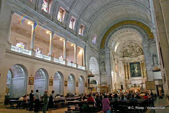 Dentro de la Basílica de Nuestra Señora de Fátima - Portugal